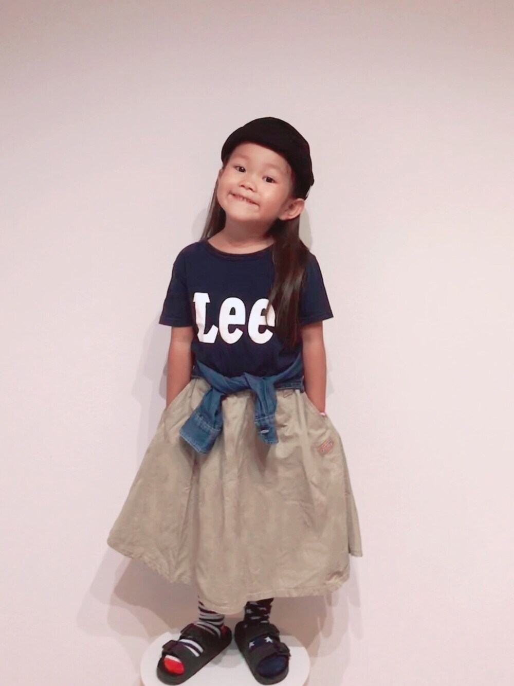 「キッズコーデ、チノスカート、シャツスタイル、ロゴT、ロングスカート、シンプルコーデ、サンダル」｜「B:MING by BEAMSのB:MING by BEAMS / リップ ロールキャップ 20SS（3~7才）（キャップ、ブラック系）」を使った、sui_mmyさん（キッズ・100cm）の夏コーディネートの1枚目の写真
