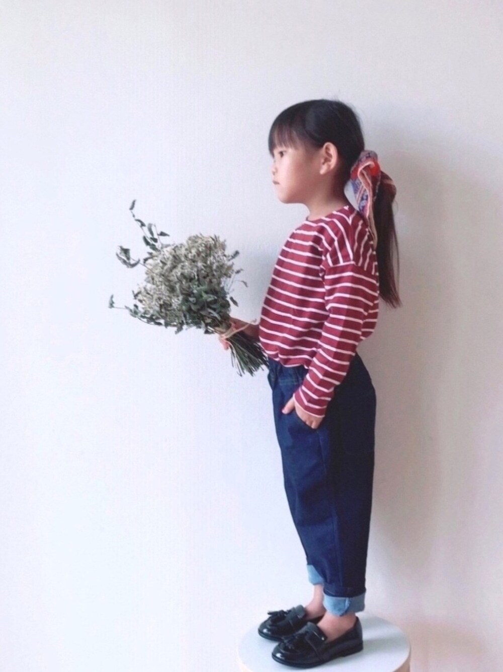 「休日スタイル、カジュアルコーデ、シンプル、秋服準備はじめました、ロンT、スカーフ、ローファー、デニムパンツ、韓国子供服」｜「H&Mのアイテム（バンダナ/スカーフ、その他）」を使った、sui_mmyさん（キッズ・100cm）の秋コーディネートの1枚目の写真