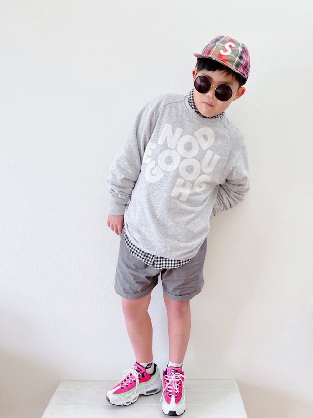 「休日スタイル、キャップ、ストリート、ロンT、ギンガムチェック、シャツスタイル、ショートパンツ、韓国子供服、エアマックス、NIKE」｜「Supreme のアイテム（キャップ、その他）」を使った、sui_mmyさん（キッズ・137cm）の春コーディネートの1枚目の写真