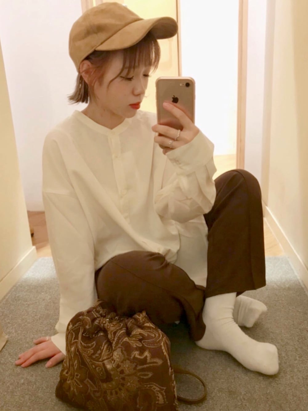 ホワイト系のシャツ/ブラウス、ブラウン系のショルダーバッグ、ブラウン系のその他パンツを着用したレディースの秋コーディネートの1枚目の写真