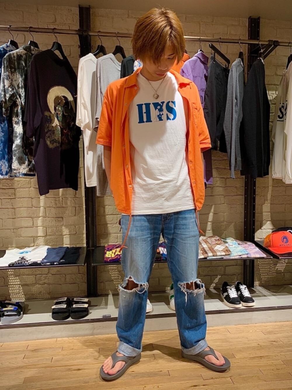 「デニム、Tシャツ、サンダル、Hysteric Glamour、夏コーデ、ラフコーデ、半袖シャツ、ヒステリックグラマー、海を背にスタイル」｜「HYSTERIC GLAMOURのMETAL POLISH Tシャツ（Tシャツ/カットソー、ホワイト系）」を使った、ミスタータカコーさん（メンズ・172cm）の夏コーディネートの1枚目の写真
