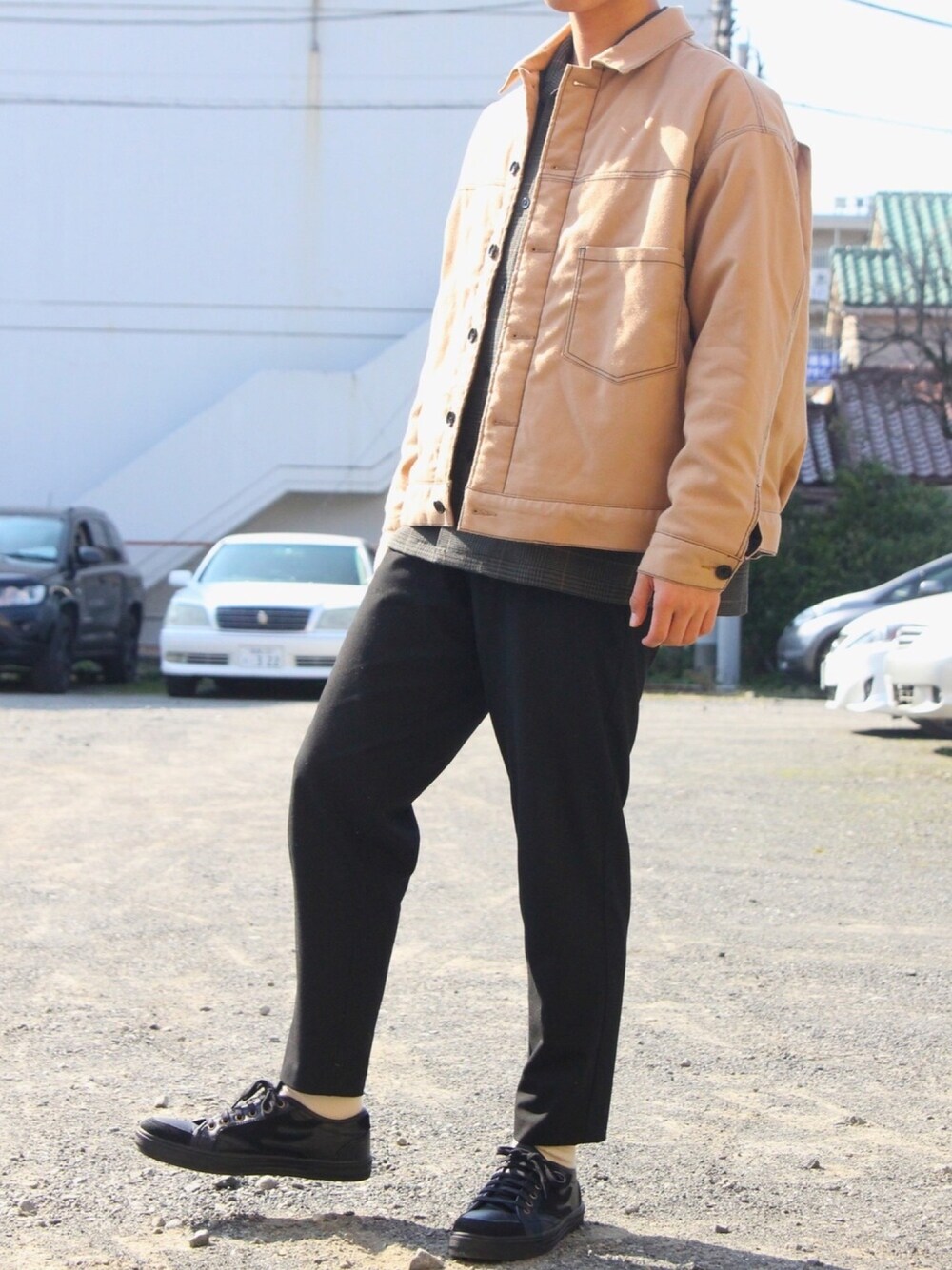 ベージュ系のブルゾン、グリーン系のシャツ/ブラウス、ブラック系のスラックスを着用したメンズの春コーディネートの1枚目の写真