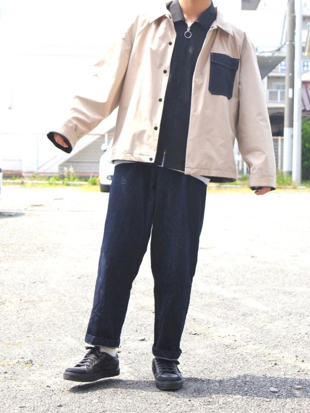 ベージュ系のブルゾン、ブラック系のジャケット/アウター、ブルー系のデニムパンツを着用したメンズの春コーディネートの1枚目の写真