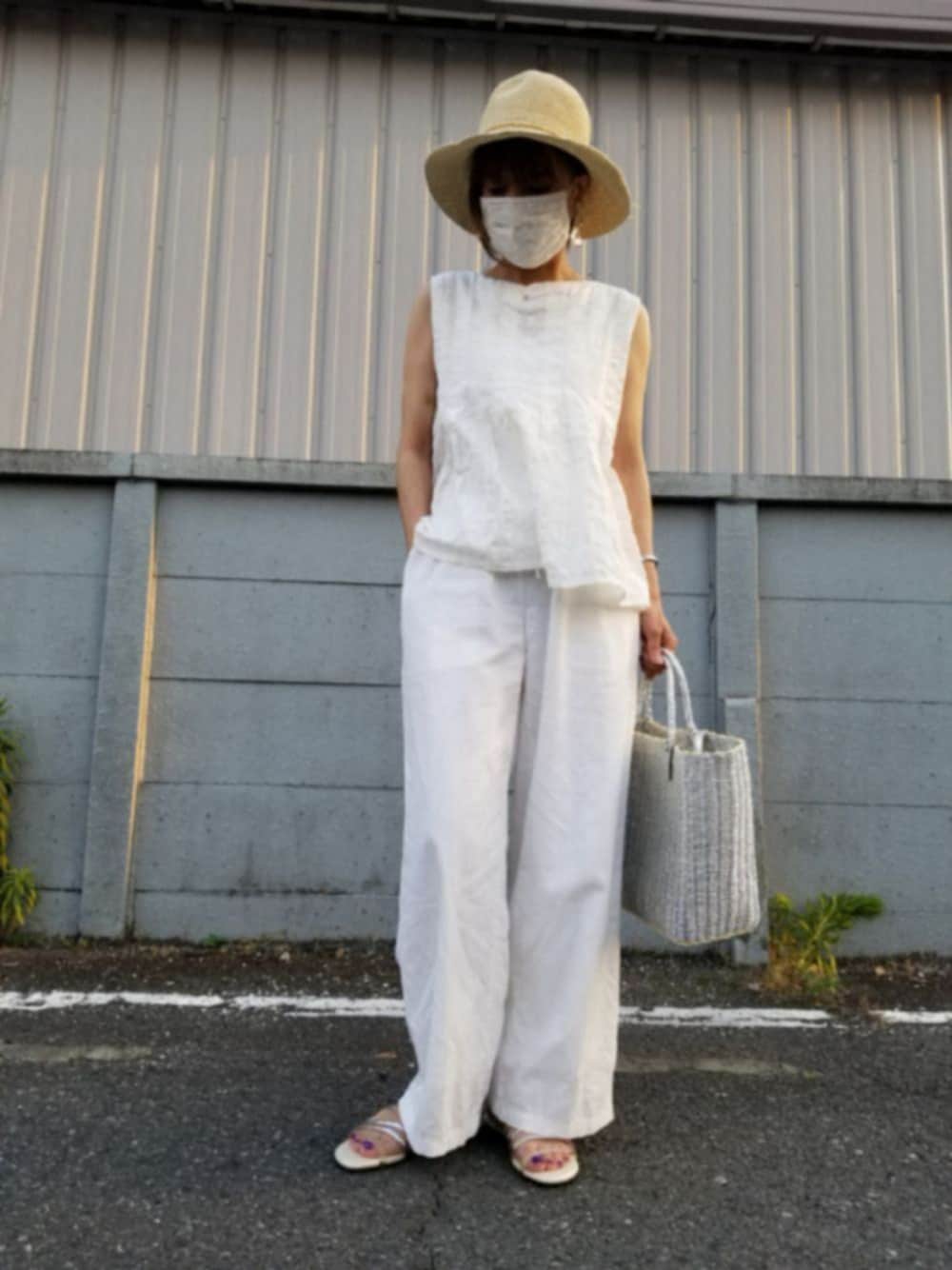 ホワイト系のシャツ/ブラウス、ホワイト系のパンツ、シルバー系のバッグを着用したレディースの夏コーディネートの1枚目の写真