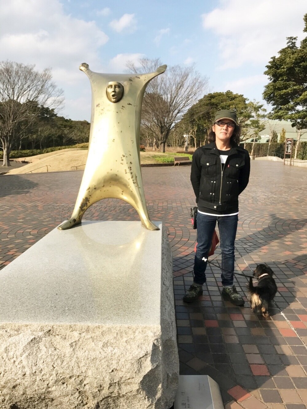 「ロールアップ、スリムパンツ、ロック、オトナカジュアル、はるコーデ、ラフ」｜「ROLLのアイテム（デニムジャケット、ブラック系）」を使った、よしゆきさん（メンズ・163cm）の春コーディネートの1枚目の写真