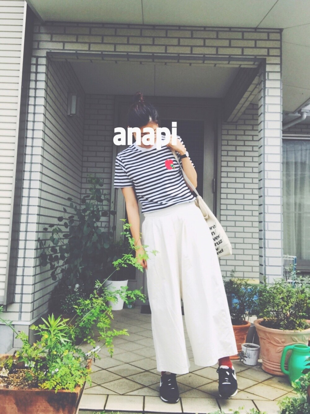 「休日コーデ、楽チンコーデ、summer、夏、白、スニーカーコーデ、暑い、ボーダー」｜「Design Tshirts Store graniphのエリックカールボーダーTシャツ/はらぺこあおむし(レッドアップルエンブロイダリー)（Tシャツ/カットソー、ブラック系）」を使った、anapiさん（レディース・170cm）の夏コーディネートの1枚目の写真