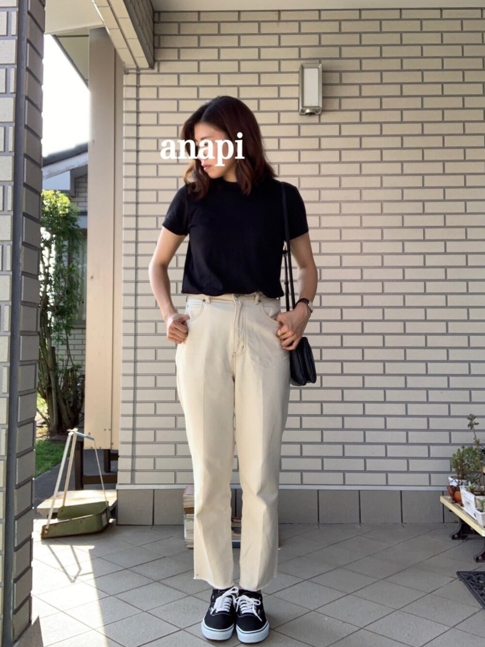 「カラーパンツ、モノクロコーデ、ローリーズファーム(LOWRYS FARM)、バンズ、VANS、大人カジュアル、お洒落さんとつながりたい、休日スタイル、Tシャツ」｜「UNIQLOのクルーネックT（半袖）（Tシャツ/カットソー、ブラック系）」を使った、anapiさん（レディース・170cm）の夏コーディネートの1枚目の写真
