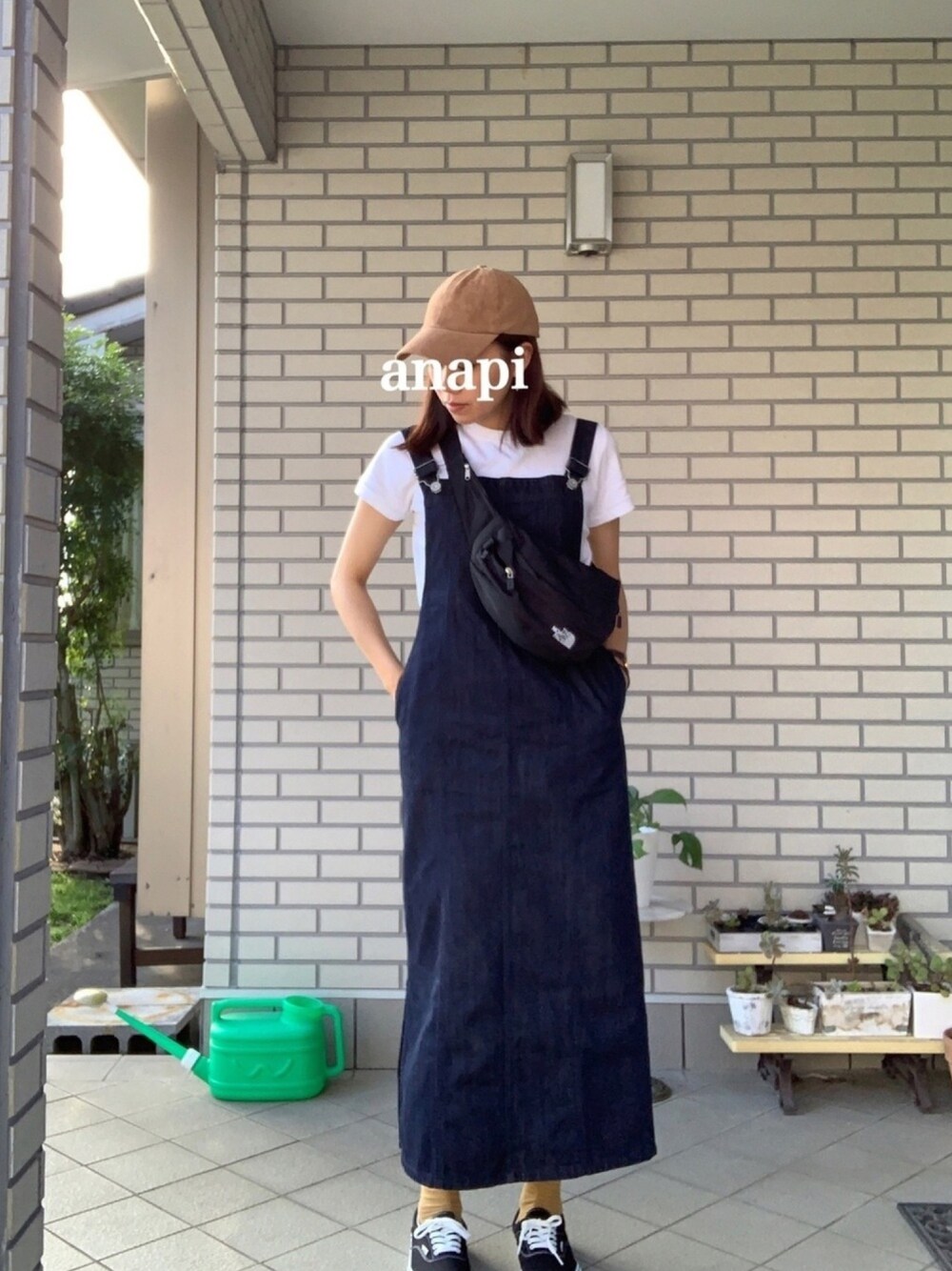 「シンプルコーデ、秋、楽チンコーデ、高身長女子、ユニクロ、サロペット、moussy」｜「THE NORTH FACEの【THE NORTH FACE/ザ・ノース・フェイス】SWEEP：ウエストポーチM◆（ボディバッグ/ウエストポーチ、ブラック系）」を使った、anapiさん（レディース・170cm）の秋コーディネートの1枚目の写真