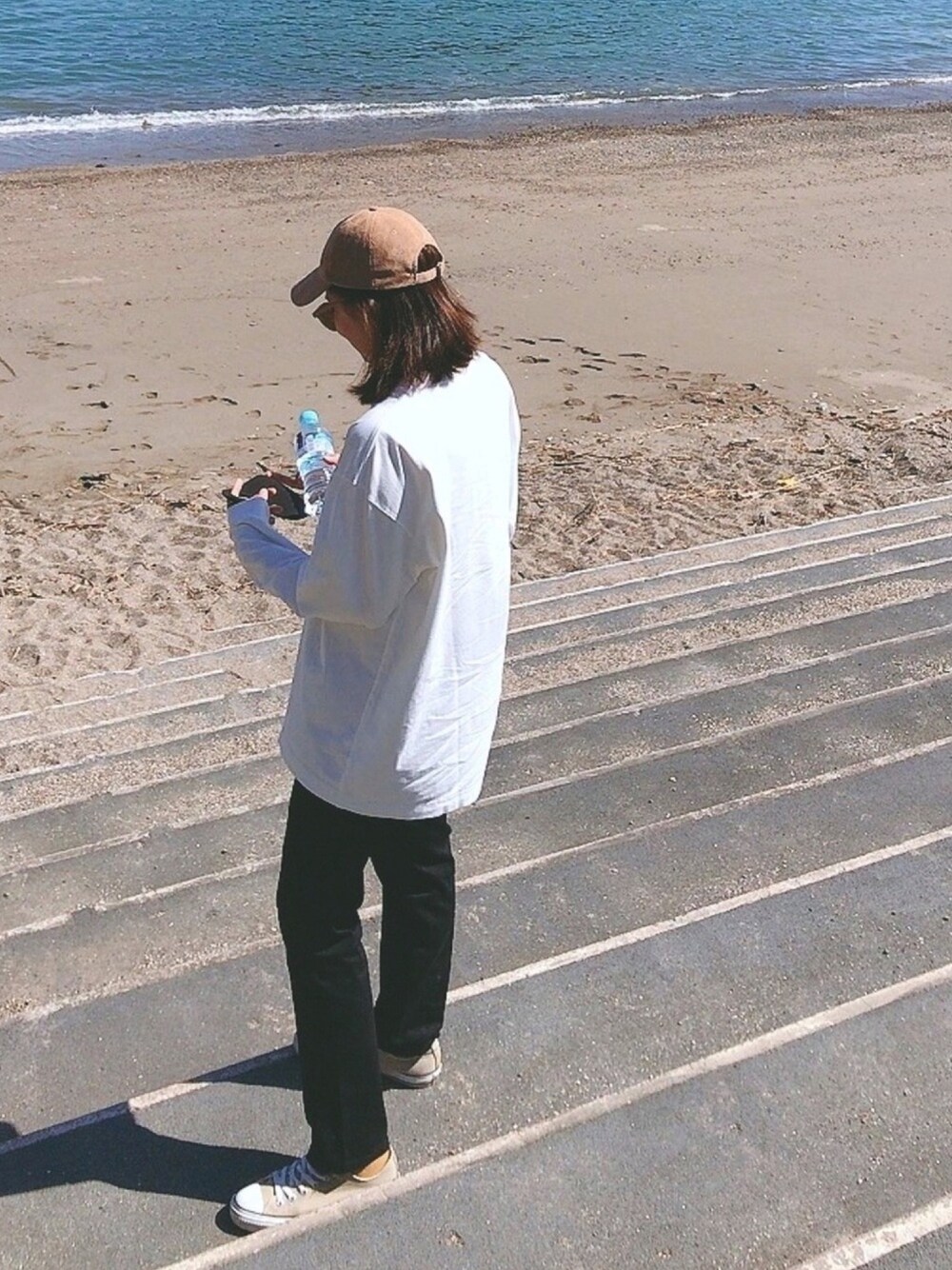 「秋のマイ旬スタイル、オトナカジュアル、プチプラ、おしゃれさんと繋がりたい、休日スタイル、オトナ女子、スニーカーコーデ、コンバース、高身長女子、ユニクロ」｜「UNIQLOのクルーネックＴ（長袖）（Tシャツ/カットソー、ホワイト系）」を使った、anapiさん（レディース・170cm）の秋コーディネートの1枚目の写真