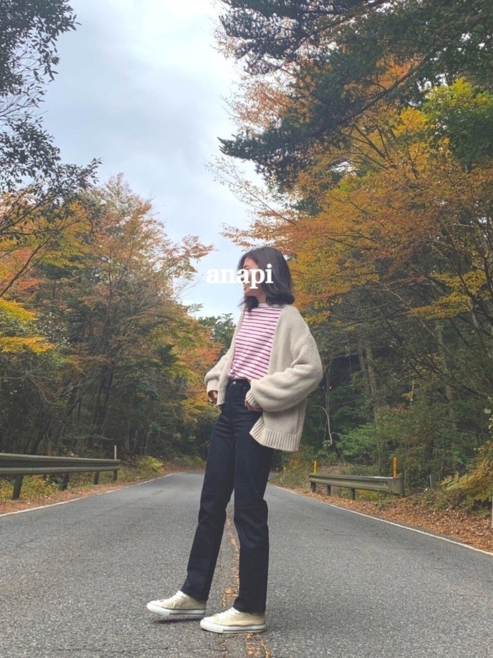 ベージュ系のカーディガン/ボレロ、レッド系のニット/セーター、ブラック系のデニムパンツを着用したレディースの秋コーディネートの1枚目の写真