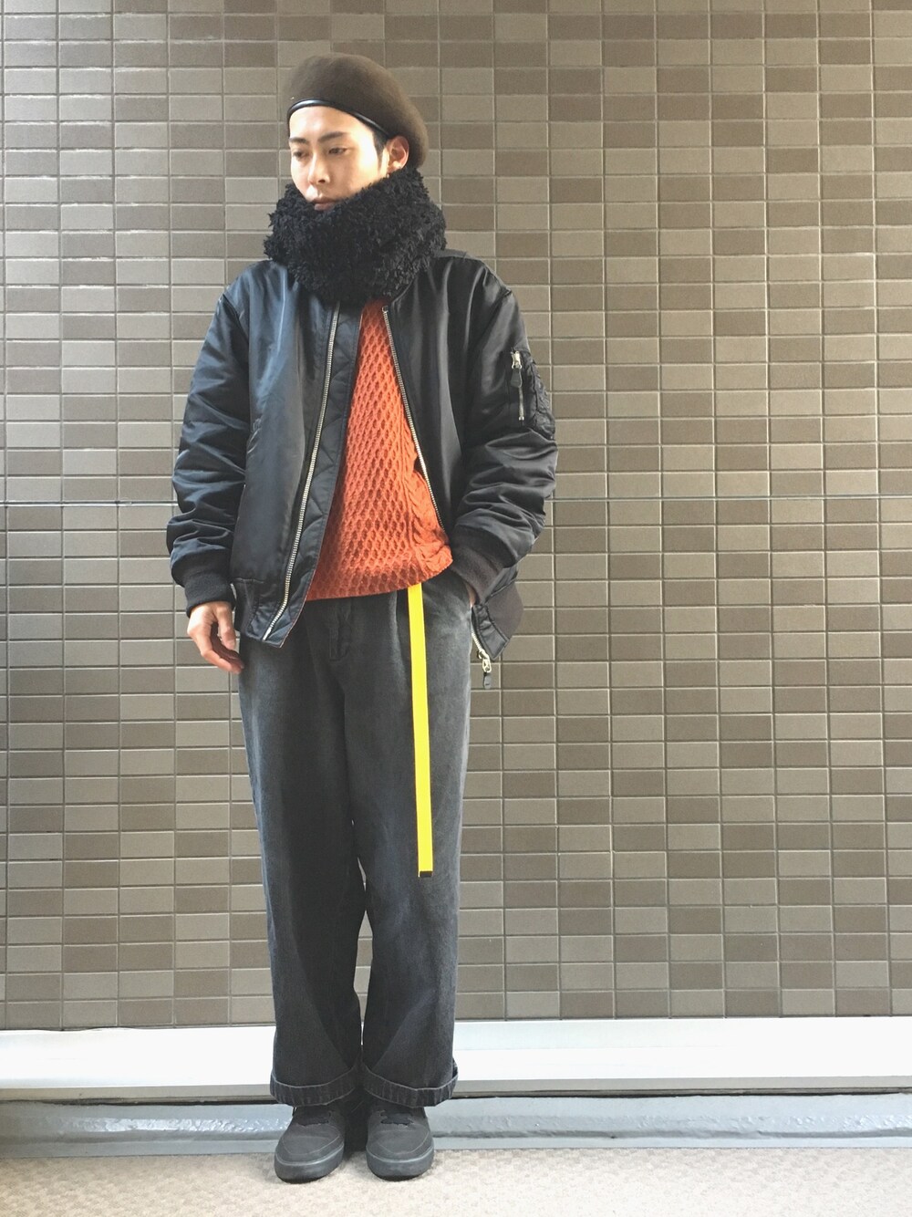 「冬コーデ、黒、オレンジ、イエロー、ストリート、MA-1、デニム、ワイドパンツ、HARE、ベレー帽」｜「HAREのARMYベレー帽(HARE)（ハンチング/ベレー帽、グリーン系）」を使った、🐯としくん🐯さん（メンズ・171cm）の冬コーディネートの1枚目の写真