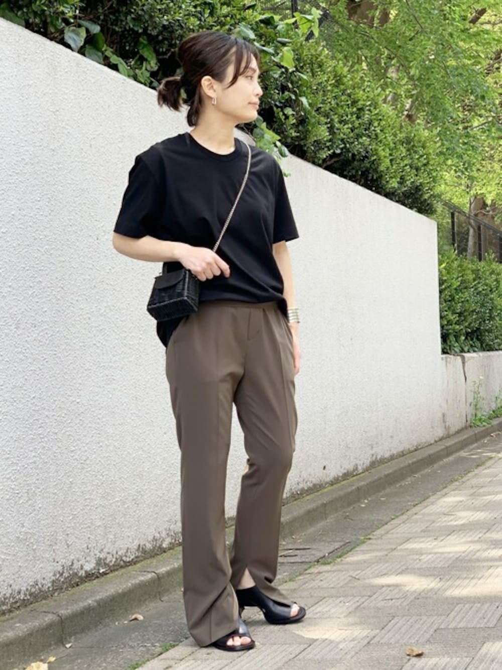 「Tシャツ、オーバーサイズ、大人カジュアル、パンツスタイル、無地T、APSTUDIO」｜「AP STUDIOのGrace Tシャツ（Tシャツ/カットソー、ブラック系）」を使った、staff Kさん（レディース・158cm）の春コーディネートの1枚目の写真