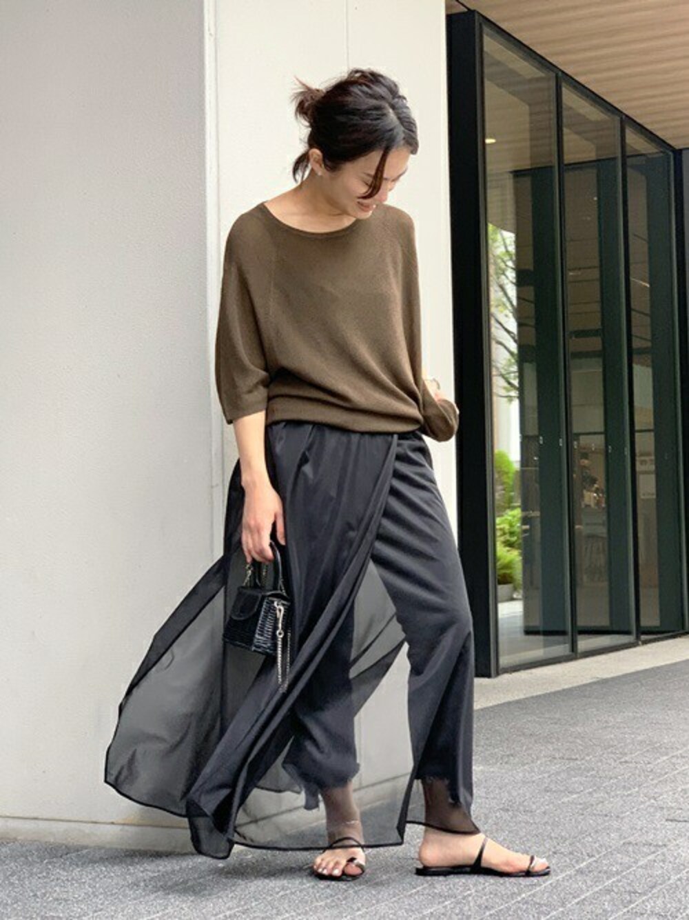 「レイヤードスタイル、パンツスタイル、サマーニット、シアー、Giuseppe Zanotti、キャミワンピース、APSTUDIO」｜「AP STUDIOのシアーワンピース（ワンピース、ブラック系）」を使った、staff Kさん（レディース・158cm）の春コーディネートの1枚目の写真