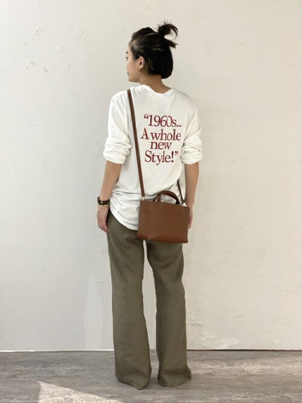 「カジュアル、ロンT、春コーデ、APSTUDIO、エーピーストゥディオ」｜「AP STUDIOのESCAPE FROM ロングスリーブTシャツ（Tシャツ/カットソー、レッド系）」を使った、staff Kさん（レディース・158cm）の春コーディネートの1枚目の写真