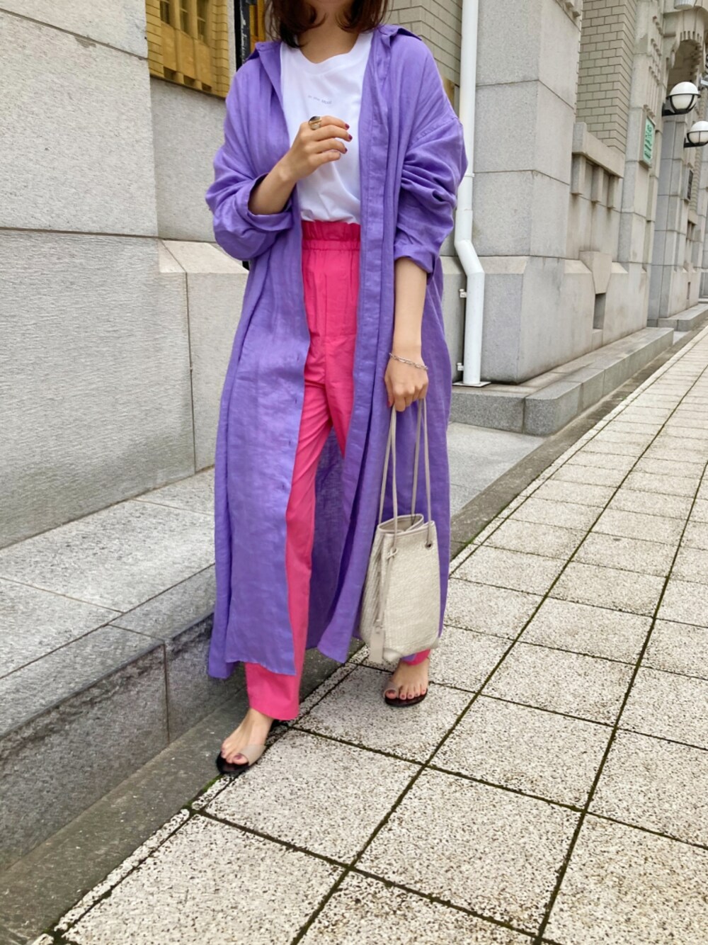 「カラーパンツ、シャツワンピース、シャツワンピ、春コーデ、ピンクパンツ、カラーコーデ、リネンワンピース、トングサンダル、チェーンブレス、雑材バッグ」｜「marco masiの【MARCO MASI/ マルコマージ】雑材しぼりトートバッグS（トートバッグ、ベージュ系）」を使った、nol ayumiさん（レディース・155cm）の春コーディネートの1枚目の写真