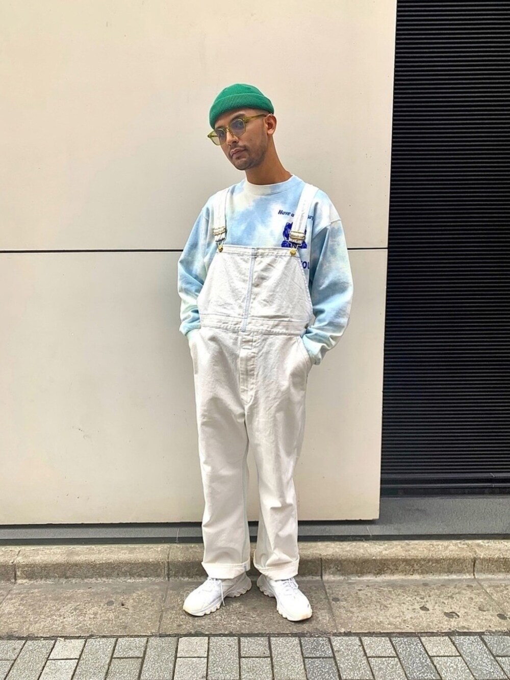 「白、オーバーオール、春コーデ、春、カジュアルコーデ、ストリート、スニーカーコーデ、グリーン、タイダイ柄、リーボックラブ」｜「SMITH’S AMERICANのアイテム（オールインワン・サロペット、ホワイト系）」を使った、TAKESHIさん（メンズ・178cm）の春コーディネートの1枚目の写真