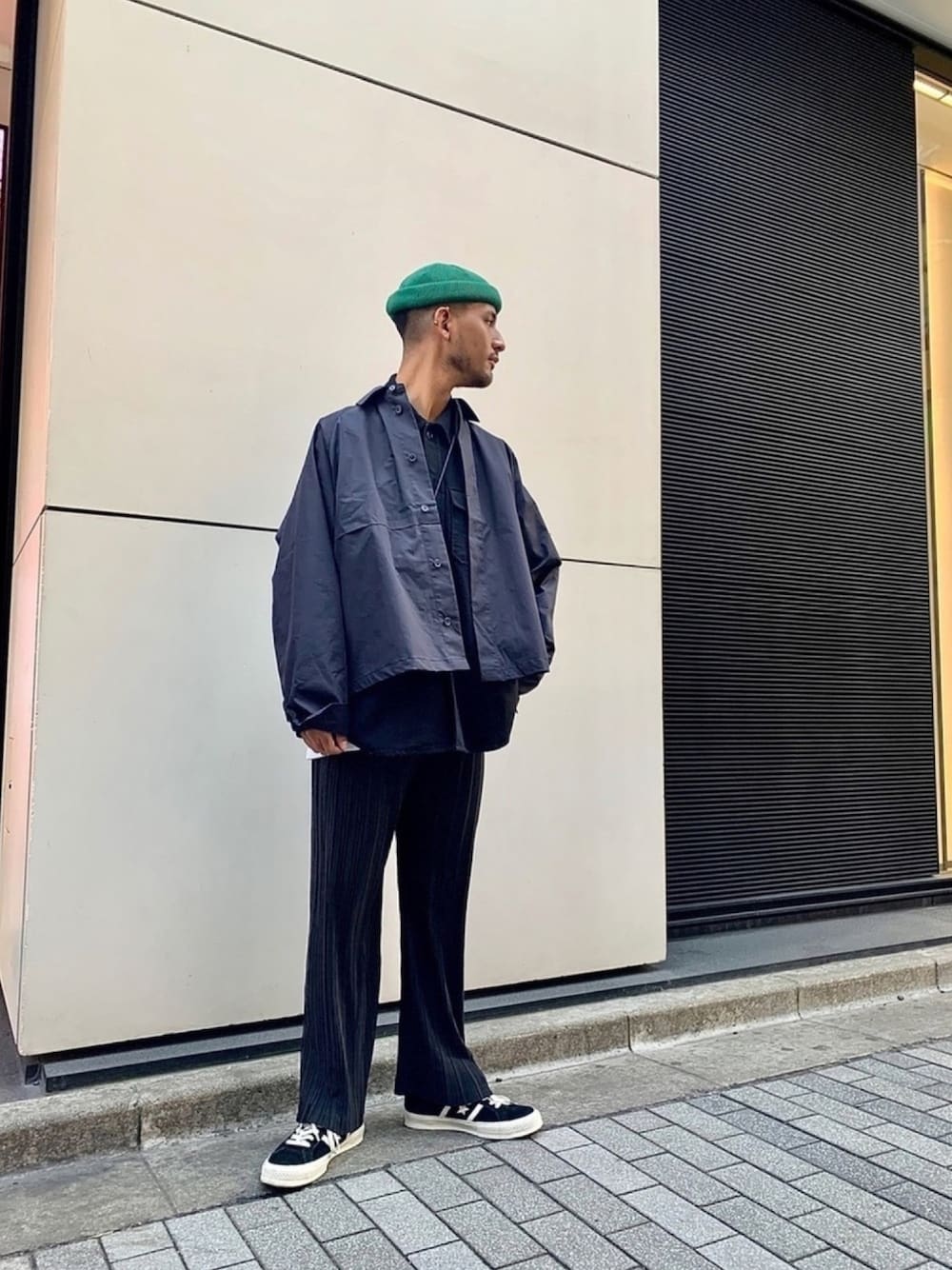 「おしゃれさんと繋がりたい、コーディネート、はるコーデ、黒、オーバーサイズ、ジョイントワークス、プリーツパンツ、ストリート、きれいめカジュアル、レイヤードスタイル」｜「JOINT WORKSのアイテム（ブルゾン、ブラック系）」を使った、TAKESHIさん（メンズ・178cm）の冬コーディネートの1枚目の写真