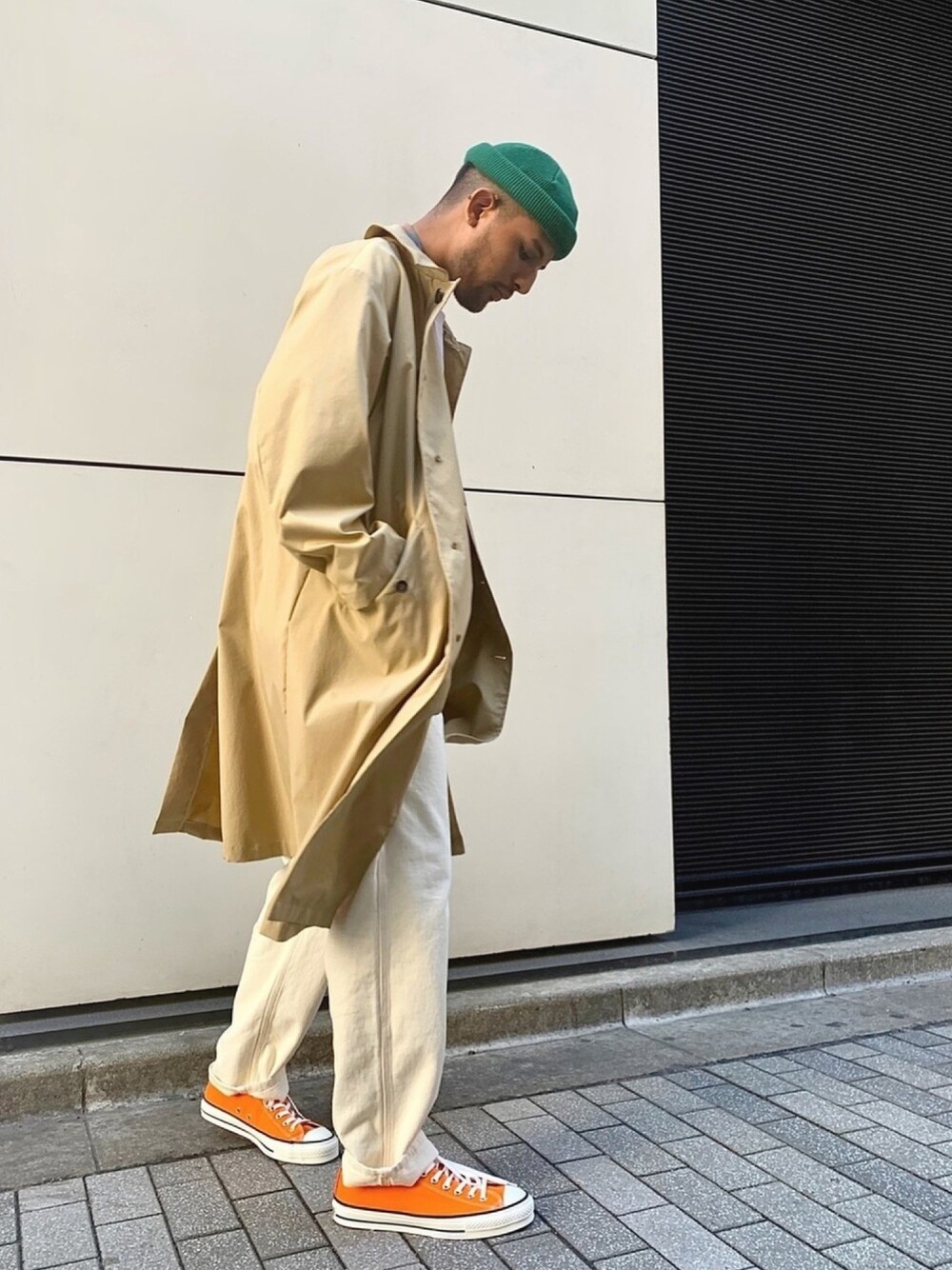 「オトナカジュアル、カジュアル、ベージュ、トレンチコート、はるコーデ、ジョイントワークス、オレンジ、おしゃれさんと繋がりたい、春、コンバース」｜「JOINT WORKSのタスランストレッチバルマカーンコート（ステンカラーコート、ベージュ系）」を使った、TAKESHIさん（メンズ・178cm）の春コーディネートの1枚目の写真