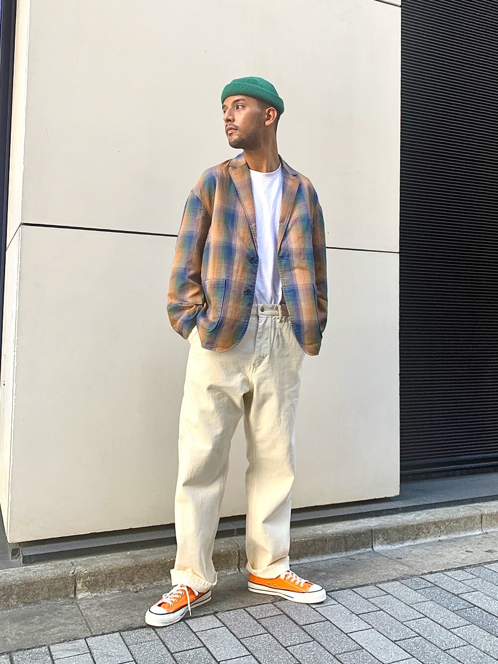 「春、はるコーデ、コンバース、大人カジュアル、カジュアルコーデ、カジュアル、ジョイントワークス、デート、オレンジ、おしゃれさんと繋がりたい」｜「SMITH’Sのアイテム（パンツ、ホワイト系）」を使った、TAKESHIさん（メンズ・178cm）の春コーディネートの1枚目の写真