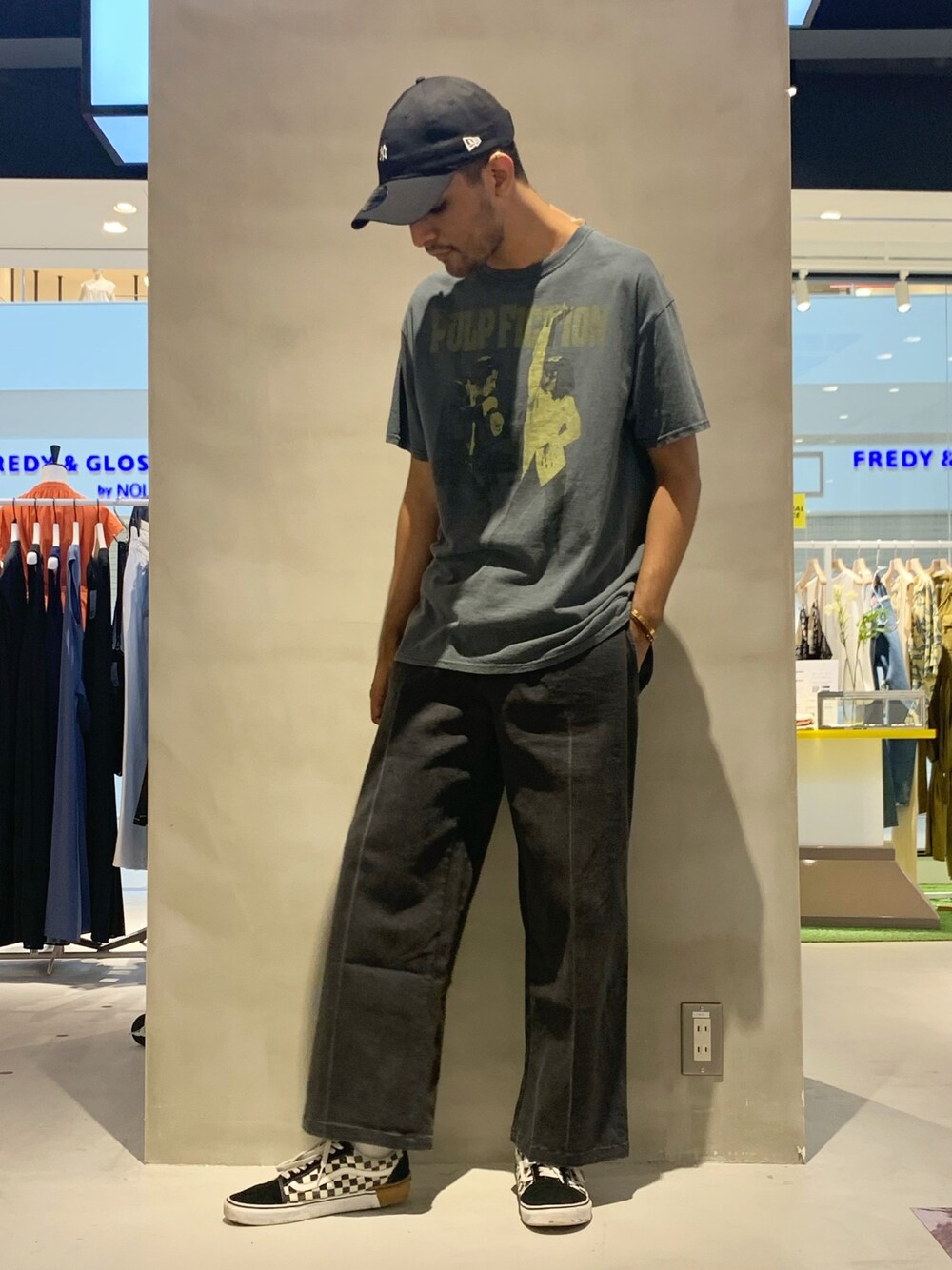 「映画Tシャツ、古着、古着加工、カジュアル、ストリート、シンプル、ヴィンテージ、大人カジュアル、夏コーデ、休日スタイル」｜「JOINT WORKSのTHRIFTY LOOK PULP FICTION A（Tシャツ/カットソー、ブラック系）」を使った、TAKESHIさん（メンズ・178cm）の夏コーディネートの1枚目の写真