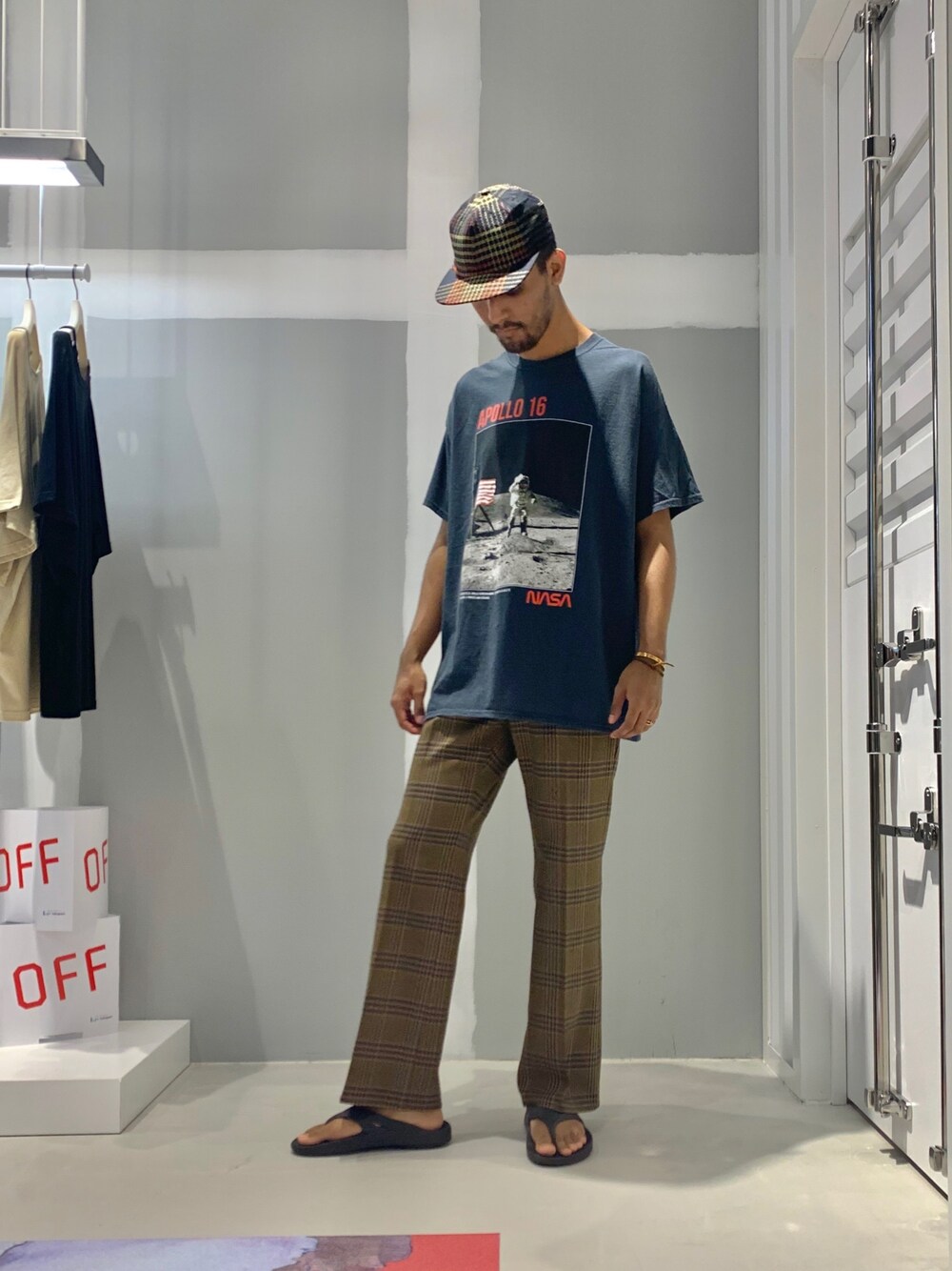 「ららぽーとTOKYO-BAY、チェックパンツ、映画Tシャツ、jointworks、ストリート、秋のコーデ、SOWBOW、お洒落さんとつながりたい、フレアパンツ」｜「JOINT WORKSのアイテム（パンツ、その他）」を使った、TAKESHIさん（メンズ・178cm）の夏コーディネートの1枚目の写真