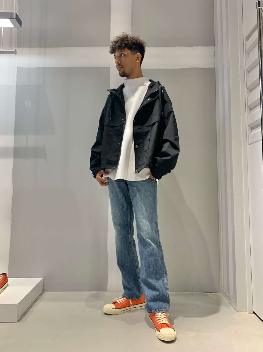 「デニム、フレアパンツ、モックネック、カジュアル、大人カジュアル、秋冬コーデ、お洒落さんとつながりたい、ジョイントワークス、jointworks、ららぽーとTOKYO-BAY」｜「JOINT WORKSの《予約》JW-MESH GIMMICK Mt. PARKA（マウンテンパーカー、ブラック系）」を使った、TAKESHIさん（メンズ・178cm）の秋コーディネートの1枚目の写真