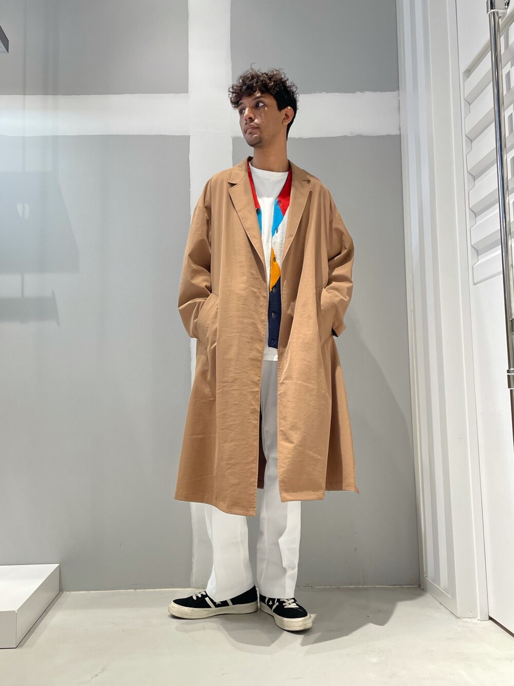 「コート、カーディガン、春コーデ、ジョイントワークス、jointworks、お洒落さんとつながりたい、ブラウン、白パンツ、ストリート、カジュアル」｜「JOINT WORKSのJW-NYC WORKERロングコート（トレンチコート、ブラウン系）」を使った、TAKESHIさん（メンズ・178cm）の春コーディネートの1枚目の写真