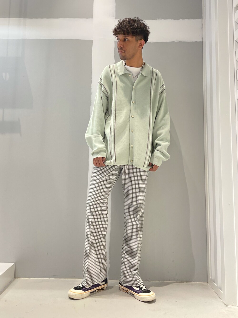 「ニットポロ、グリーン、チェックパンツ、フレアパンツ、カジュアル、ストリート、ビッグシルエット、ららぽーとTOKYO-BAY、おしゃれさんと繋がりたい、ビンテージ」｜「JOINT WORKSのKNIT POLO（ニット/セーター、グリーン系）」を使った、TAKESHIさん（メンズ・178cm）の春コーディネートの1枚目の写真