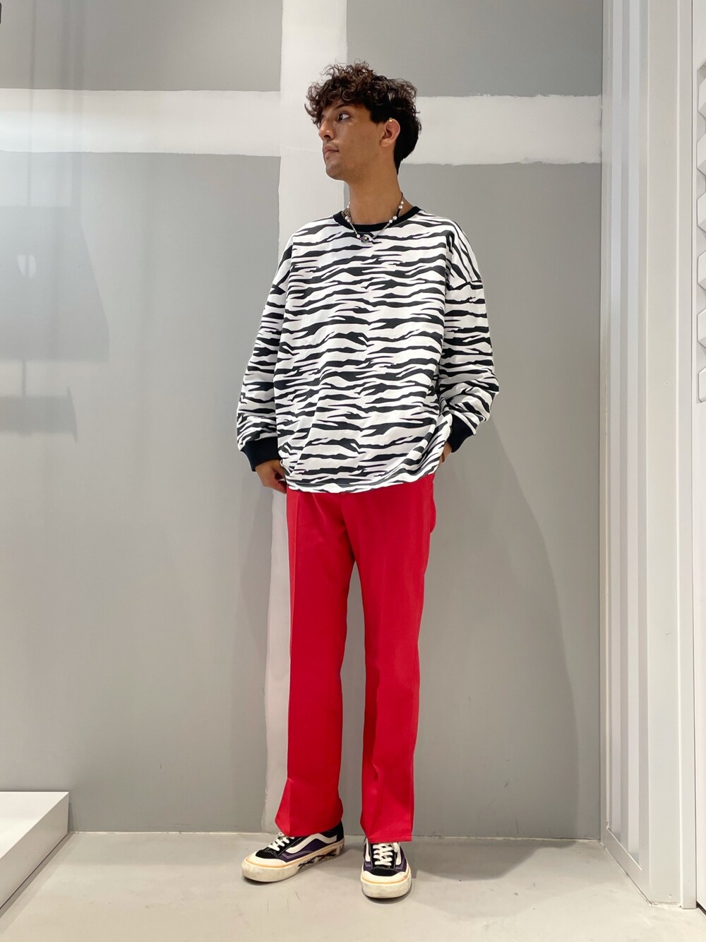 「ゼブラ柄、ジョイントワークス、ららぽーとTOKYO-BAY、ストリート、モード、VANS、フレアパンツ、春コーデ」｜「JOINT WORKSのアウトサイドスリットパンツ（その他パンツ、レッド系）」を使った、TAKESHIさん（メンズ・178cm）の春コーディネートの1枚目の写真