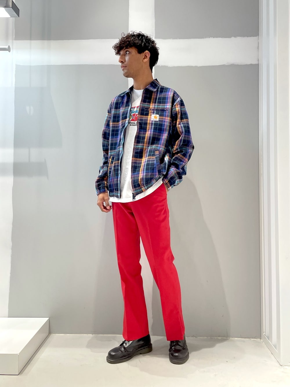 「carhartt、カーハート、ららぽーとTOKYO-BAY、ストリート、カジュアル、赤パンツ、お洒落さんとつながりたい、スリットパンツ」｜「JOINT WORKSのアウトサイドスリットパンツ（その他パンツ、レッド系）」を使った、TAKESHIさん（メンズ・178cm）の春コーディネートの1枚目の写真