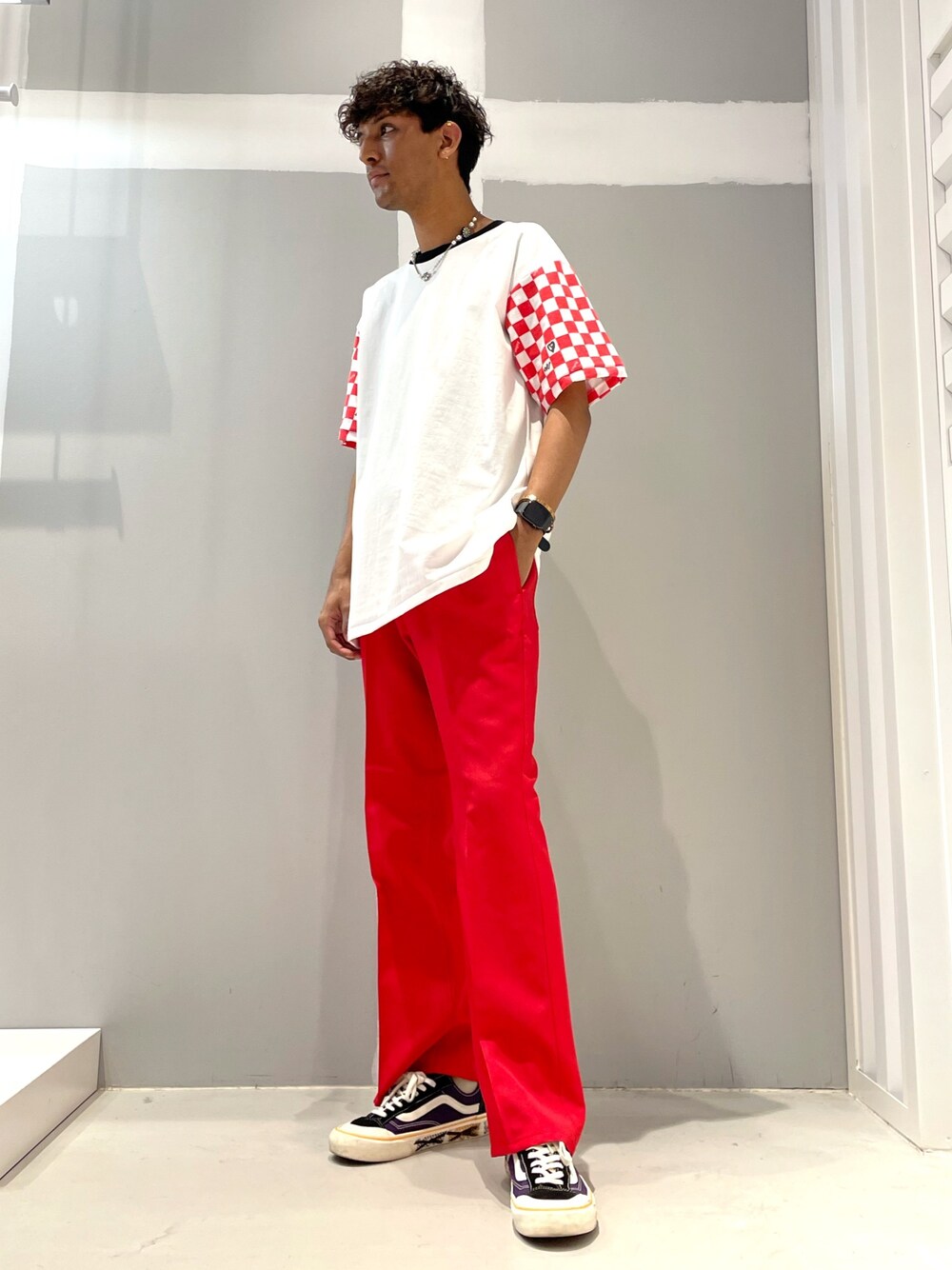 「レッド、パンツ、フレアパンツ、春コーデ、ららぽーとTOKYO-BAY、jointworks、ビッグシルエット、お洒落さんとつながりたい、カジュアル、大人カジュアル」｜「JOINT WORKSの80s CHEFLAREパンツ（その他パンツ、レッド系）」を使った、TAKESHIさん（メンズ・178cm）の春コーディネートの1枚目の写真
