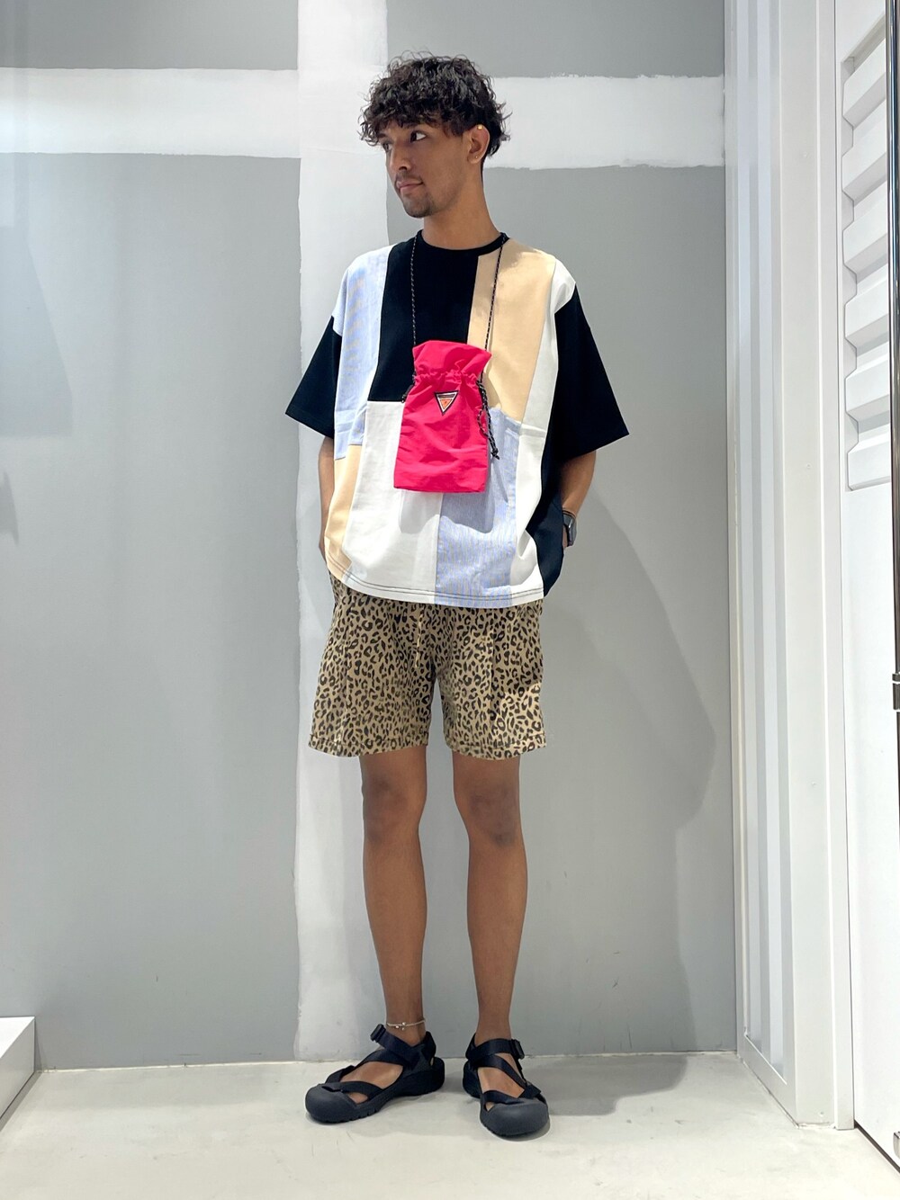 「jointworks、ららぽーとTOKYO-BAY、ストリート、ショートパンツ、春コーデ、夏コーデ、ひょう柄、お洒落さんとつながりたい、パッチワーク」｜「JOINT WORKSのJW-PATCHWORK Tシャツ（トップス、ブラック系）」を使った、TAKESHIさん（メンズ・178cm）の春コーディネートの1枚目の写真
