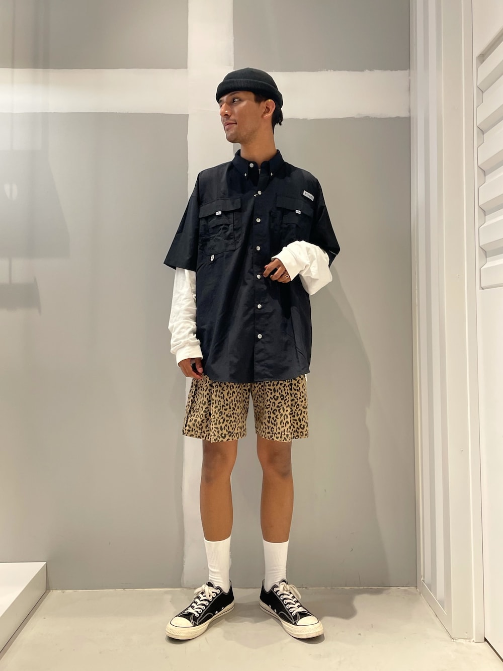 「夏コーデ、春コーデ、ジョイントワークス、jointworks、バハマシャツ、Columbia、ひょう柄、ショーツ、ららぽーとTOKYO-BAY、ストリート」｜「JOINT WORKSの【Columbia/コロンビア】 Bahama 2 シャツ（シャツ/ブラウス、ブラック系）」を使った、TAKESHIさん（メンズ・178cm）の春コーディネートの1枚目の写真