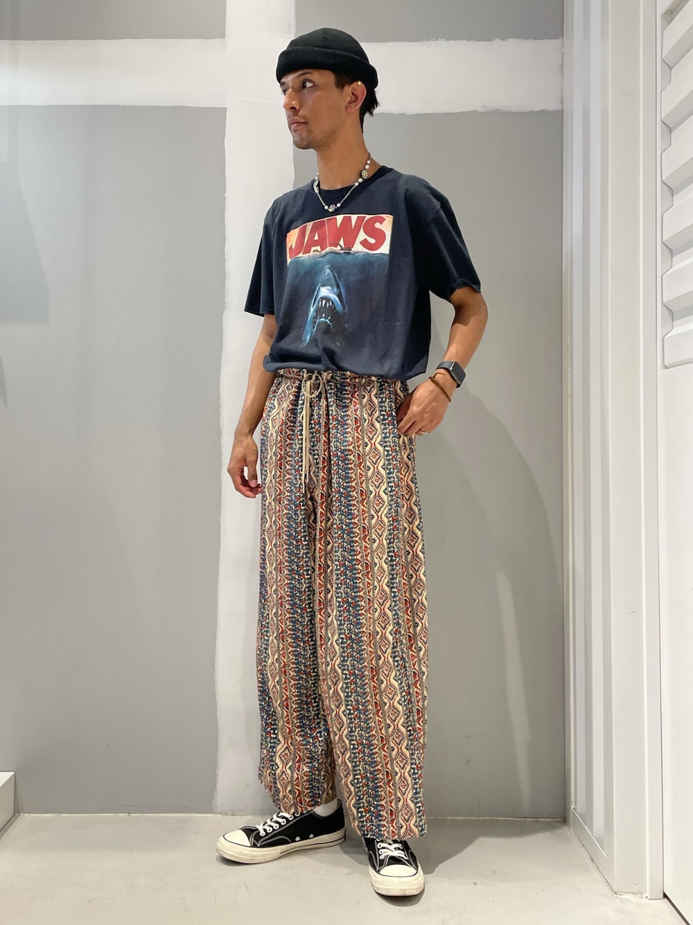 「ジョイントワークス、jointworks、ららぽーとTOKYO-BAY、メンズコーデ、ストリート、カジュアル、映画Tシャツ、はるコーデ、夏コーデ、お洒落さんとつながりたい」｜「JOINT WORKSのTHRIFTY LOOK JAWS（Tシャツ/カットソー、ブラック系）」を使った、TAKESHIさん（メンズ・178cm）の夏コーディネートの1枚目の写真