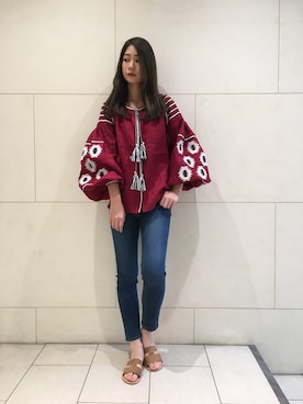 「FANMMONのアイテム（シャツ/ブラウス、レッド系）」を使った、AIRI KAWASAKIさん（レディース・166cm）の春コーディネート