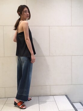 「MAISON DE REEFUR（メゾンドリーファー）のパネル ヘム ワイド デニム（デニムパンツ、ブルー系）」を使った、AIRI KAWASAKIさん（レディース・166cm）の夏コーディネート