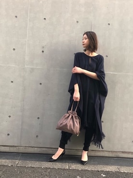 「MAISON DE REEFUR（メゾンドリーファー）のドローストリング バッグ（ハンドバッグ、ベージュ系）」を使った、AIRI KAWASAKIさん（レディース・166cm）の冬コーディネート