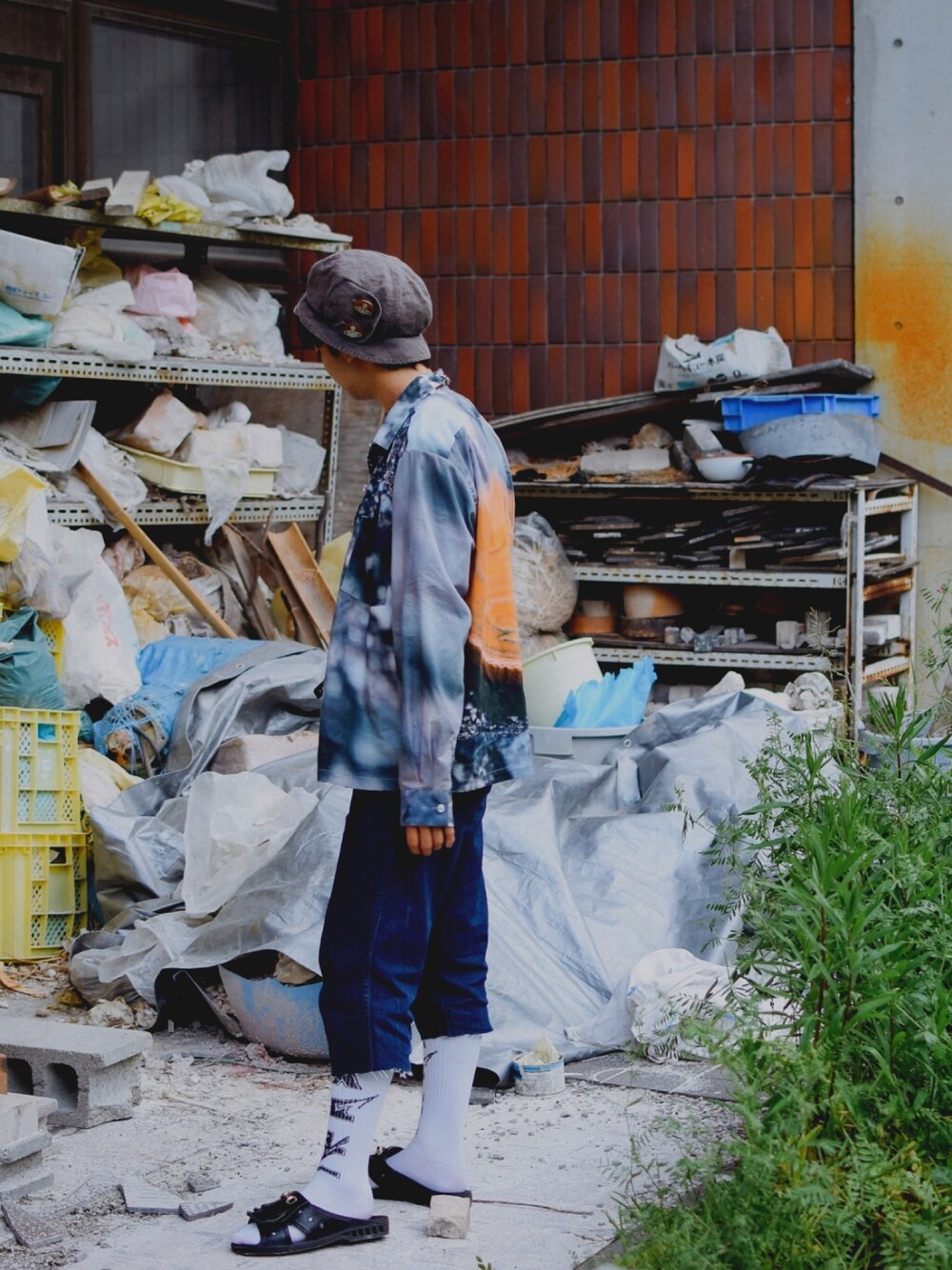 グレー系のジャケット/アウター、ブルー系のデニムパンツ、ブラック系のサンダルを着用したメンズの夏コーディネートの1枚目の写真