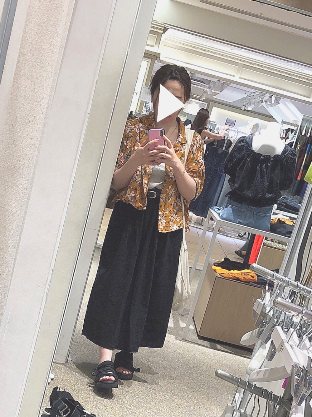 「夏コーデ、低身長コーデ、プチプラ、アロハシャツ、スポーツサンダル、スカート　黒、いいね、save、フォローお願いします🤑」｜「INGNIの開襟アロハ／シャツ（シャツ/ブラウス、イエロー系）」を使った、uraraさん（レディース・151cm）の夏コーディネートの1枚目の写真