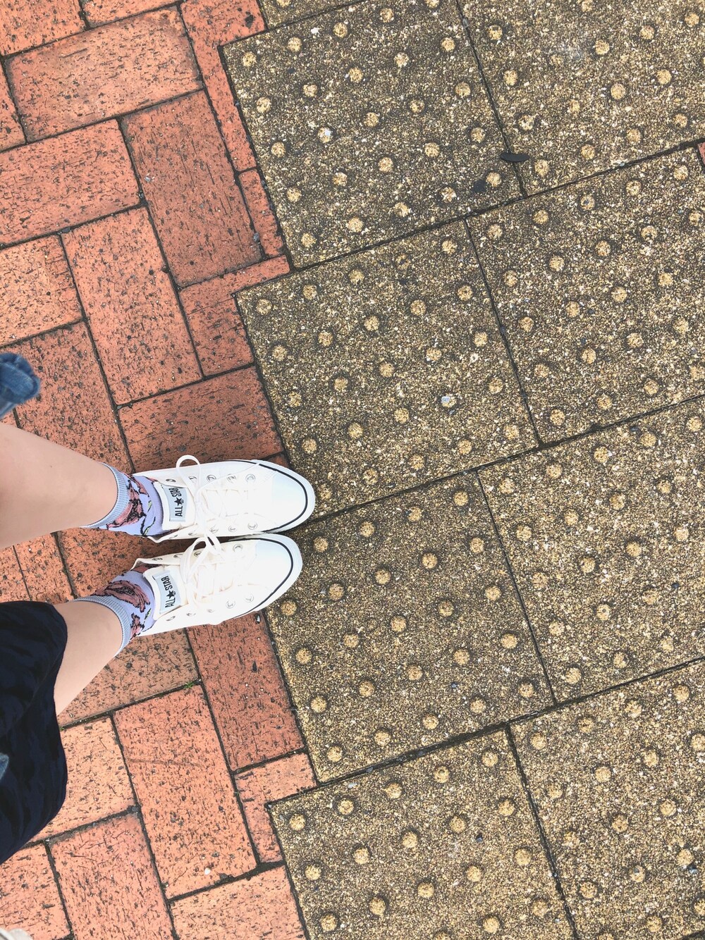 「休日スタイル」｜「CONVERSEのALL STAR TRICOTAPE OX/オールスター トリコテープ OX（スニーカー、ホワイト系）」を使った、hinäさん（レディース・150cm）の春コーディネートの1枚目の写真