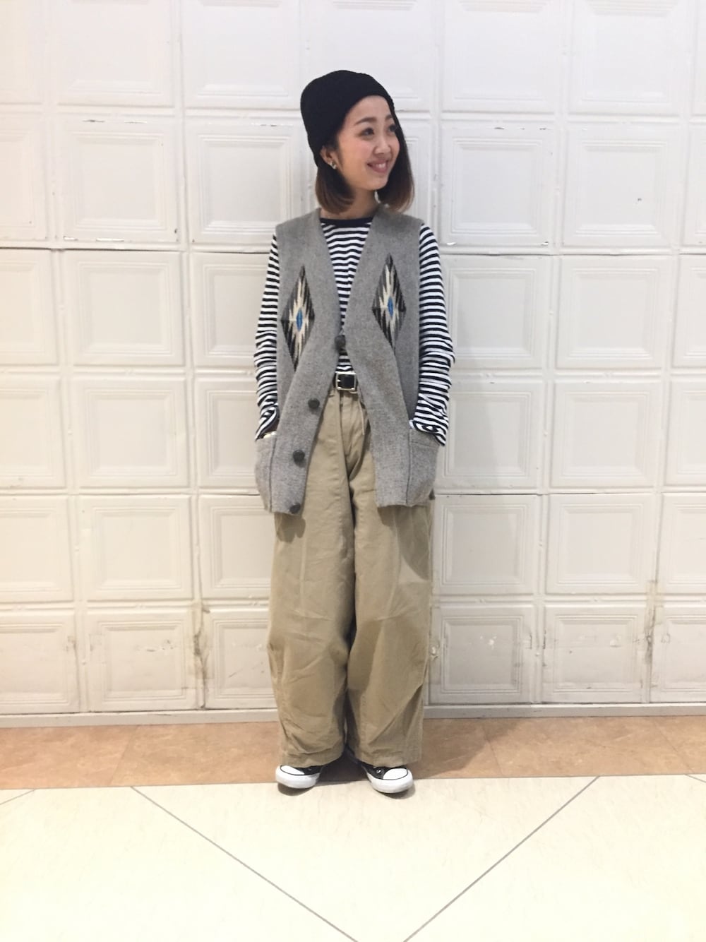 ブルー系のTシャツ/カットソー、ベージュ系のその他パンツ、ブラック系のスニーカーを着用したレディースの冬コーディネートの1枚目の写真