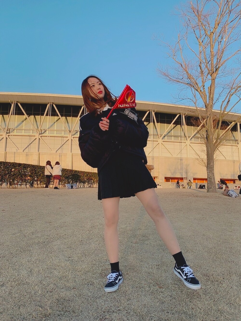「VANS、adidas、高身長女子、参戦服、黒コーデ、おしゃれさんと繋がりたい」｜「adidasの[3ストライプス クルーネックスウェット] アディダスオリジナルス（スウェット、ブラック系）」を使った、ゆうちんさん（レディース・166cm）の夏コーディネートの1枚目の写真