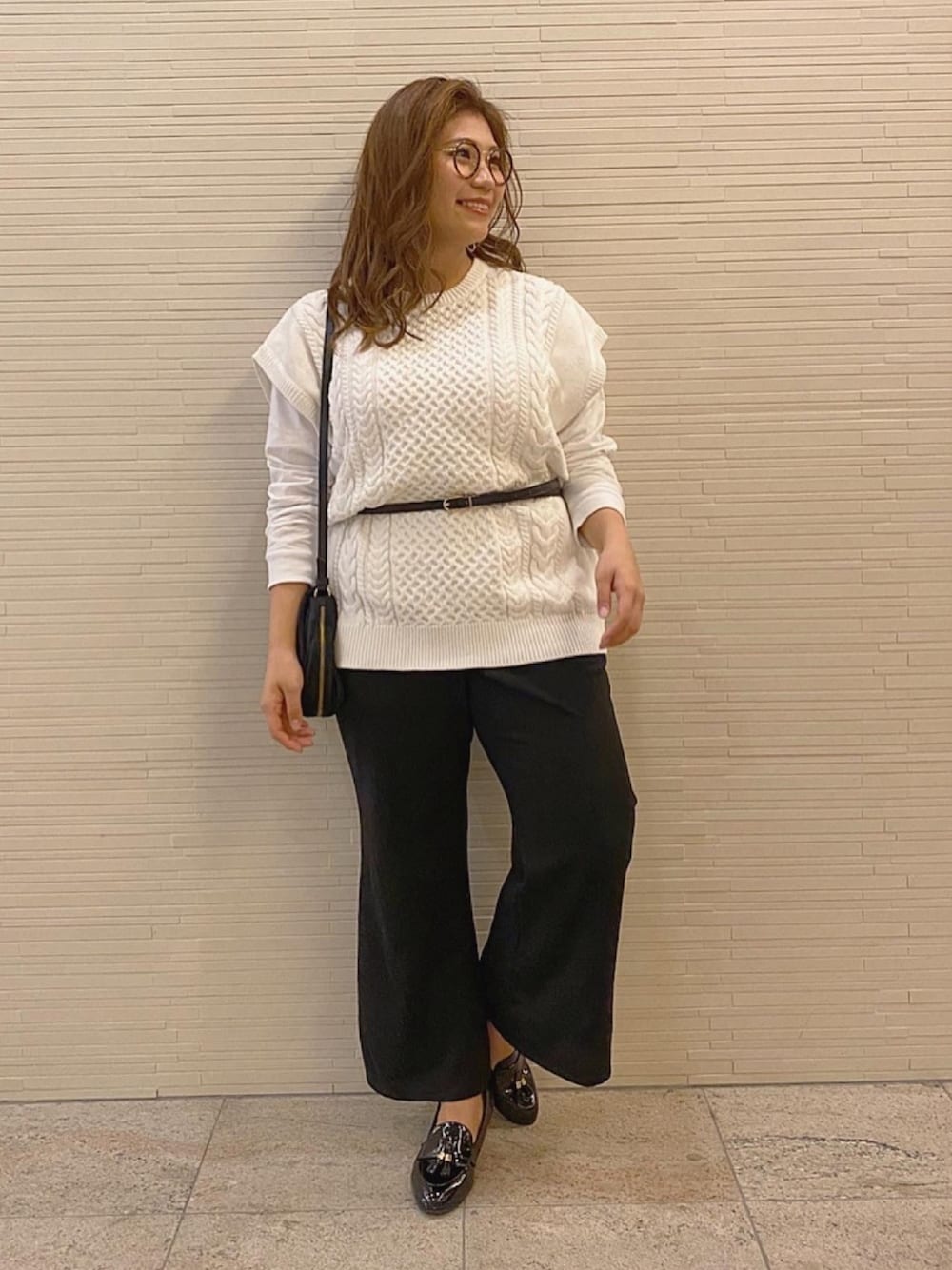 「ももコーデ、ぽっちゃり、ぽっちゃりコーデ、シンプルコーデ、大人カジュアル」｜「Live in comfortのアイテム（ベスト、ホワイト系）」を使った、momo.さん（レディース・162cm）の春コーディネートの1枚目の写真