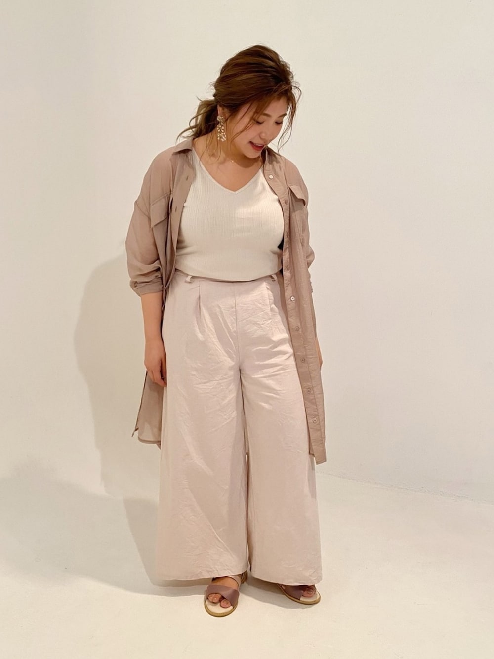 「ぽっちゃり、ぽっちゃりコーデ、ももコーデ、シンプルコーデ、同系色コーデ、ピンクコーデ、夏コーデ、シアーシャツ」｜「GUのアイテム（タンクトップ、ベージュ系）」を使った、momo.さん（レディース・162cm）の夏コーディネートの1枚目の写真