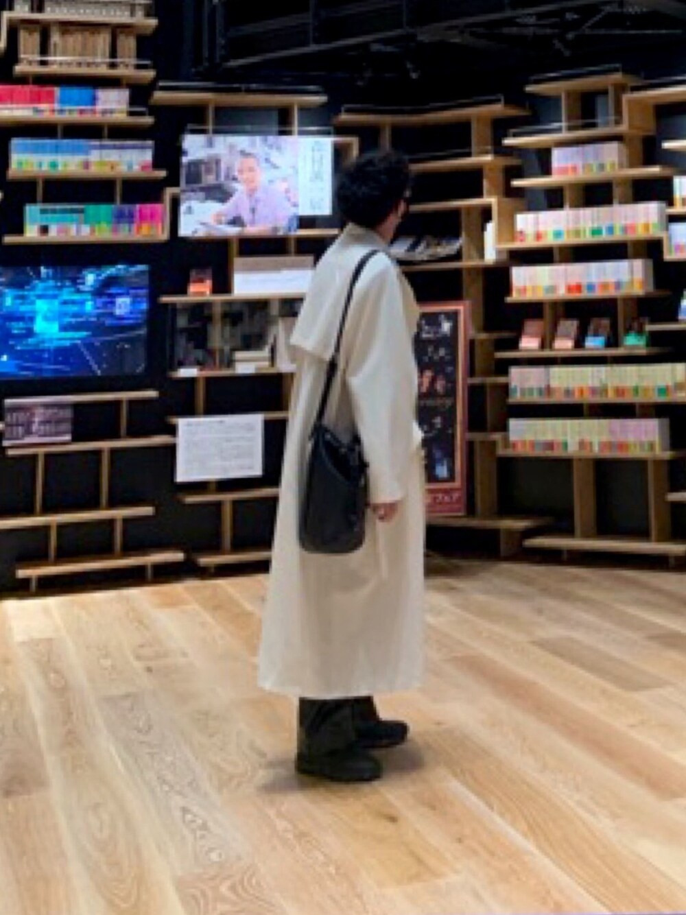 「休日コーデ、低身長コーデ、モード系」｜「EMMA CLOTHESのヴィーガンレザー巾着ショルダーバッグ(EMMA CLOTHES)（ショルダーバッグ、ブラック系）」を使った、Kaiseiさん（メンズ・164cm）の春コーディネートの1枚目の写真