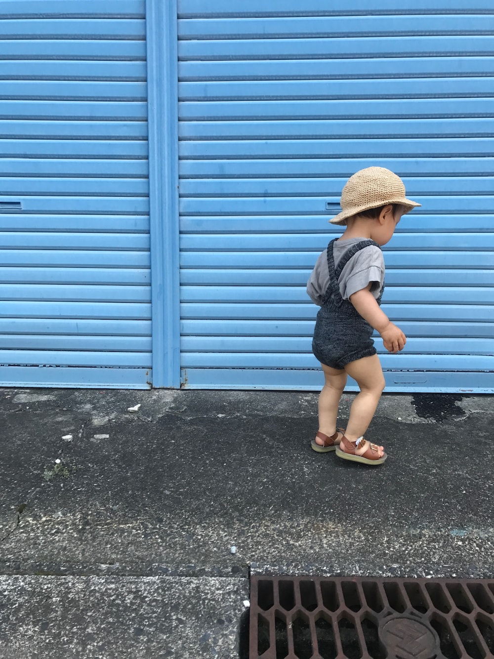 グレー系のサロペット/オーバーオール、グレー系のTシャツ/カットソーを着用したキッズの夏コーディネートの1枚目の写真