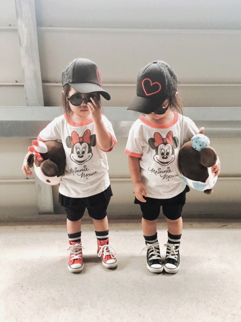 レッド系のTシャツ/カットソー、ブラック系のその他パンツ、ブラック系のスニーカーを着用したキッズの夏コーディネートの1枚目の写真