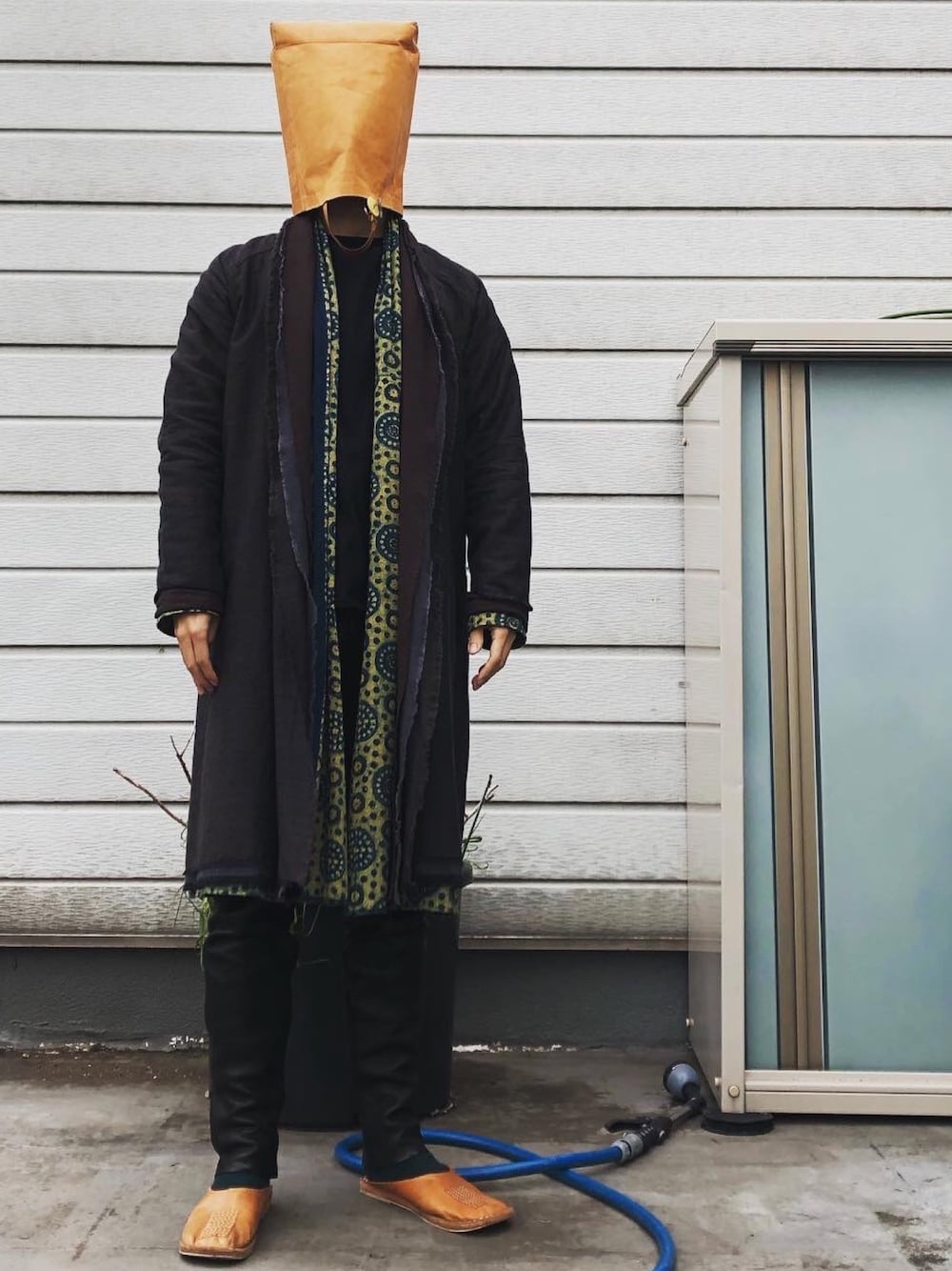 「シサム工房のアイテム（サンダル、ベージュ系）」を使った、iq8qo1c0さん（メンズ・174cm）の冬コーディネートの1枚目の写真