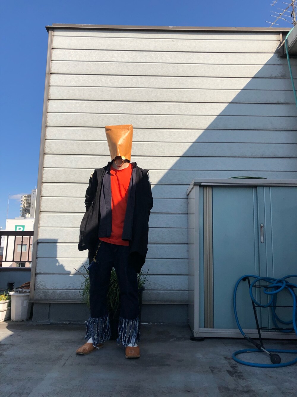 「BRUNABOINNEのアイテム（デニムパンツ、ブルー系）」を使った、iq8qo1c0さん（メンズ・174cm）の春コーディネートの1枚目の写真