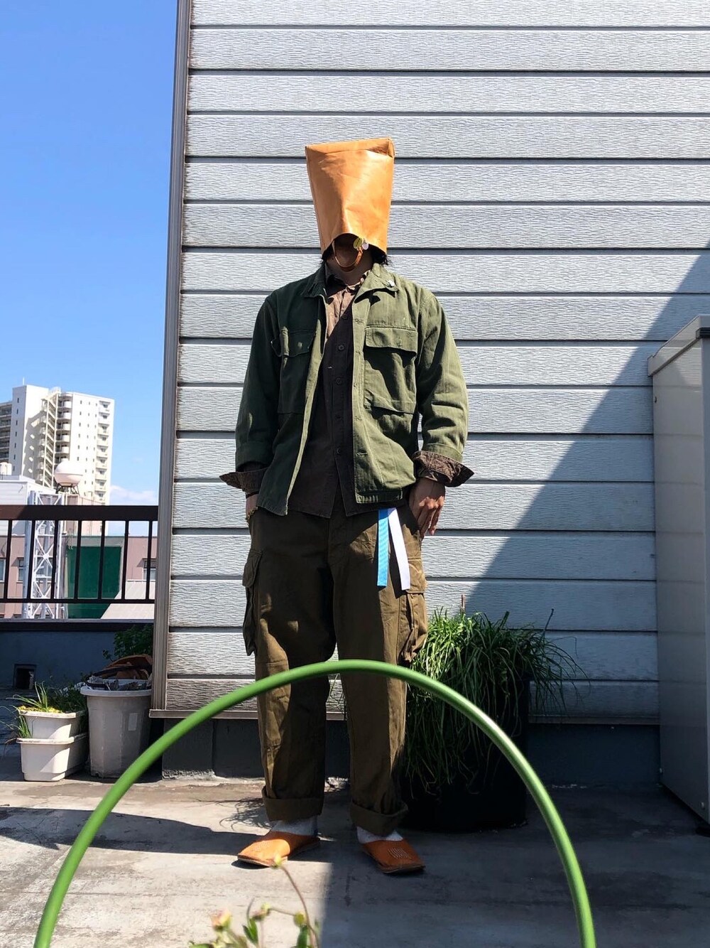 「フランス軍のアイテム（カーゴパンツ、グリーン系）」を使った、iq8qo1c0さん（メンズ・174cm）の春コーディネートの1枚目の写真